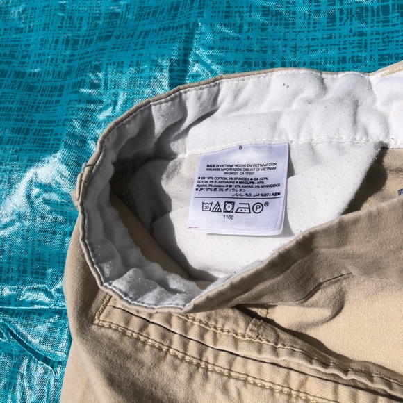 Old Navy Women’s Khaki Shorts - Size 8 - Picture 3 of 4